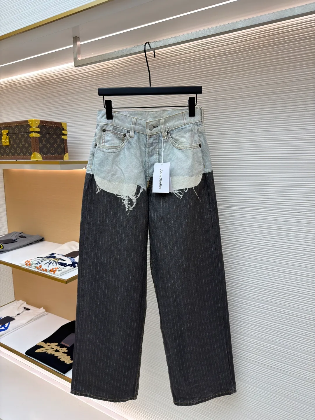Acne Studios patchwork jeans ●Item number: 1681292-A80 ●Material: denim fabric ●Technology: splicing production ●Color: blue and black splicing ●Version: loose fit ●Weight: about 685 grams ●Size: XS-S-M-L-XL-XXL ●Description: Splicing process: Using heterogeneous fabrics, the upper part is made of distressed washed denim, which has gone through multiple washing processes (such as desizing, atomized denim, etc.) to present a retro and distressed texture, and the edges have been manually destroyed and roughened; the lower part is made of striped suit-style fabric, and the two fabrics are spliced with precise cutting pieces to form a strong visual and material contrast, which belongs to the "fabric reorganization" design language that the brand is good at. Washing process: The upper part of the denim adopts a multi-layer washing process. First, the base color is laid through desizing and fermentation, and then the aged layers are created through steps such as atomized malaysian and handmade malaysian, allowing the denim to show natural wear and fading effects, simulating the aging texture of vintage items. Cutting and sewing technology: The entire trousers are composed of multiple pieces, and the stitching at the splicing uses precision stitching technology to ensure that the fit of different fabrics is crisp and comfortable to wear. At the same time, it retains Acne Studios' consistent loose silhouette tailoring, balancing design and practicality in the craftsmanship details. The overall wiring is straight and delicate, the fabric is comfortable and soft, and the color is consistent without color difference. It can be matched with the same style to create a fashionable look and control various occasions. Customized accessories, complete with three standards, same style for men and women!